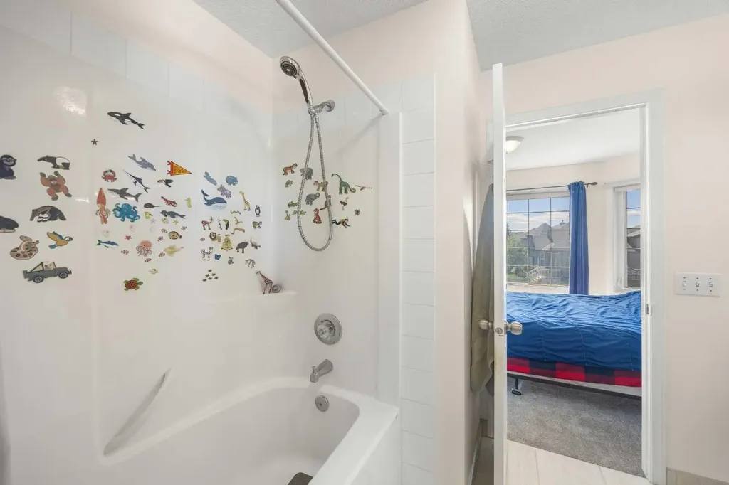 141 Citadel Bluff Close NW Calgary AB T3G 5E3
