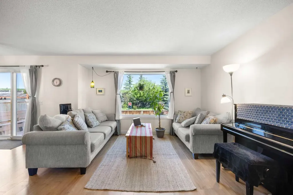 141 Citadel Bluff Close NW Calgary AB T3G 5E3