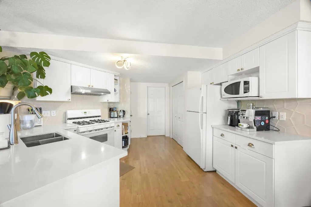 141 Citadel Bluff Close NW Calgary AB T3G 5E3