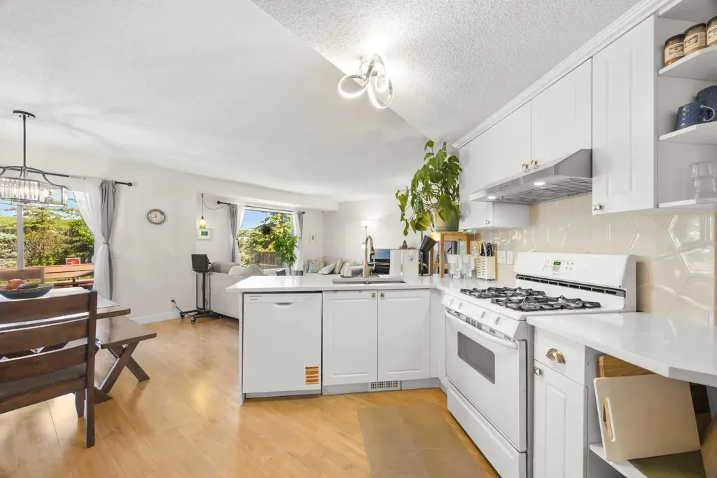 141 Citadel Bluff Close NW Calgary AB T3G 5E3