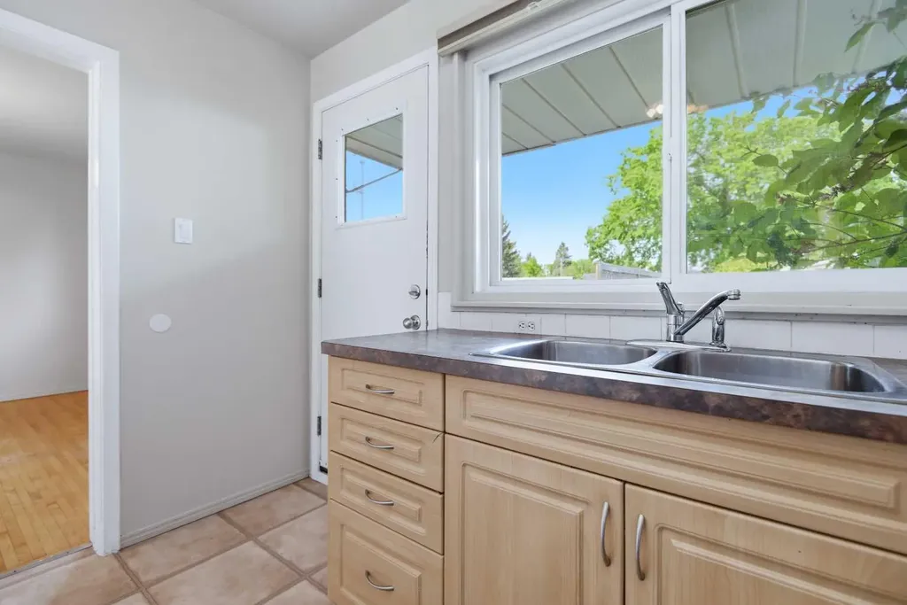 3907 39 Street Red Deer AB T4N 0M6