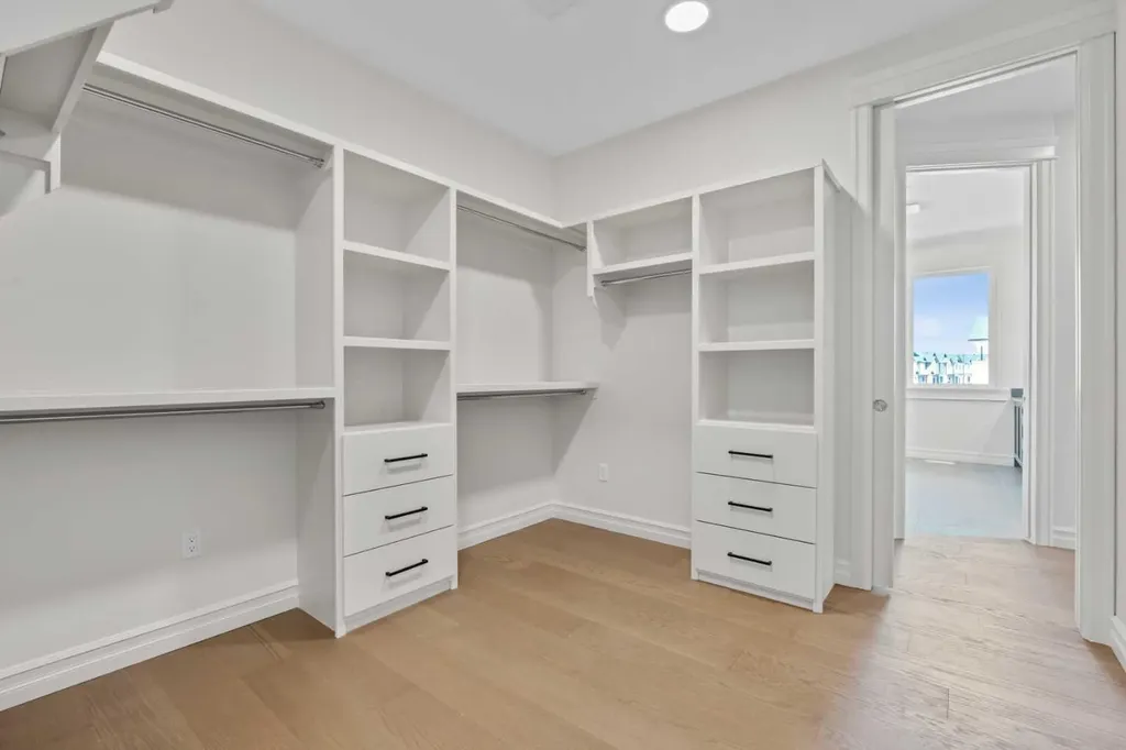 32 Greenwich Mews NW Calgary AB T3B 6P9