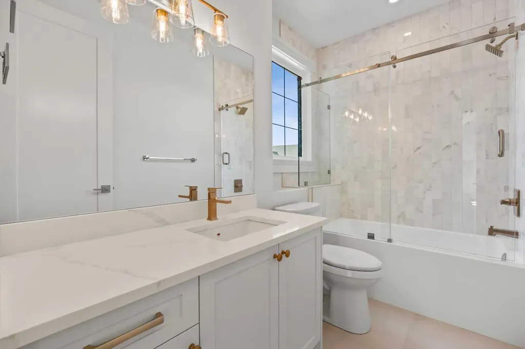 32 Greenwich Mews NW Calgary AB T3B 6P9