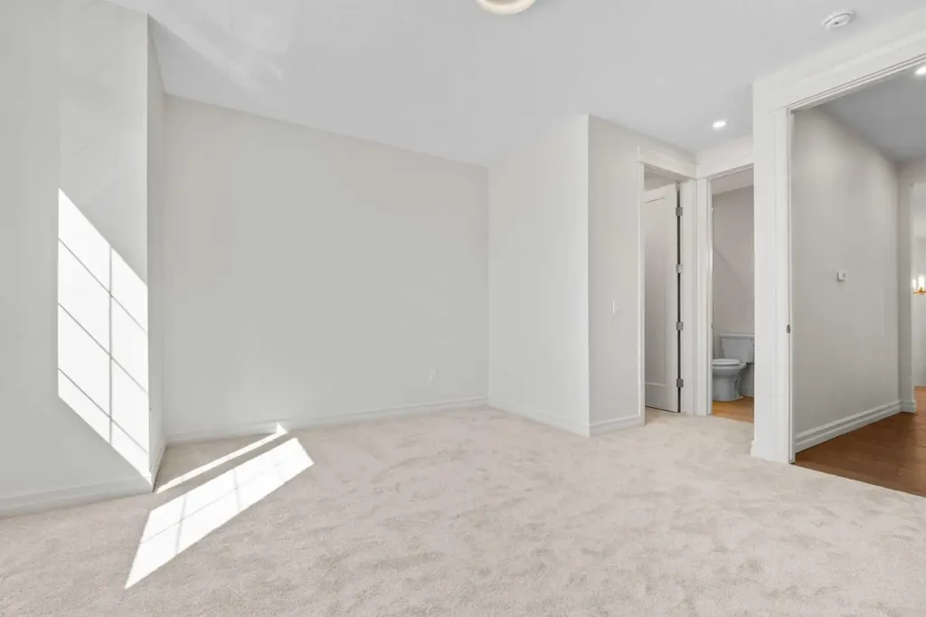 32 Greenwich Mews NW Calgary AB T3B 6P9