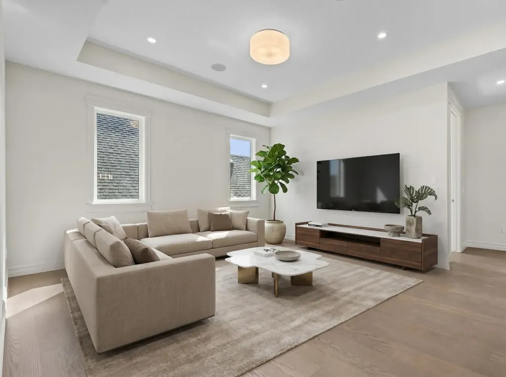 32 Greenwich Mews NW Calgary AB T3B 6P9