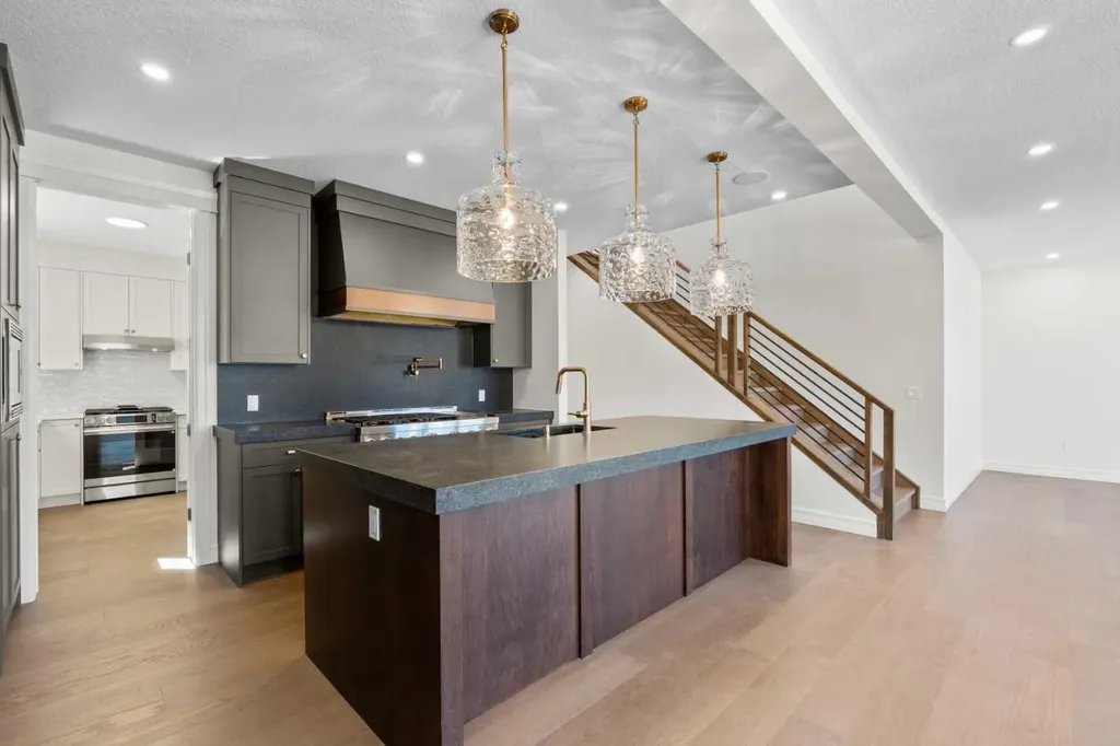 32 Greenwich Mews NW Calgary AB T3B 6P9