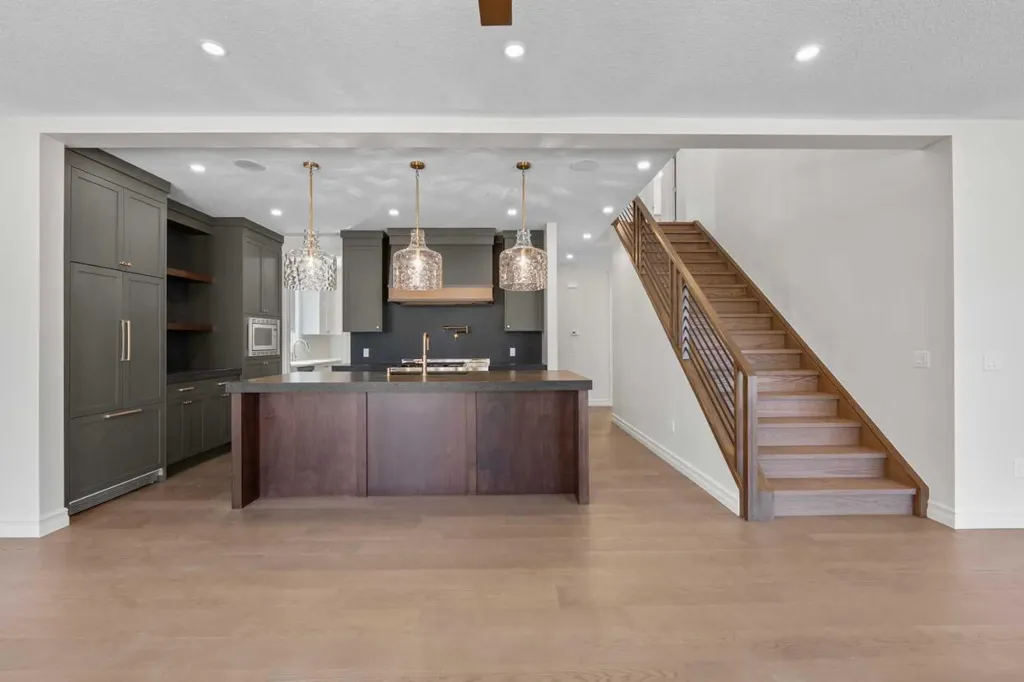 32 Greenwich Mews NW Calgary AB T3B 6P9