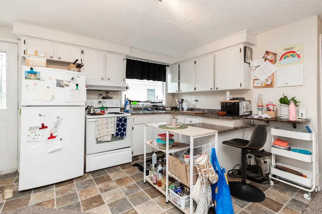 622 10 Street S Lethbridge AB T1J 2M8