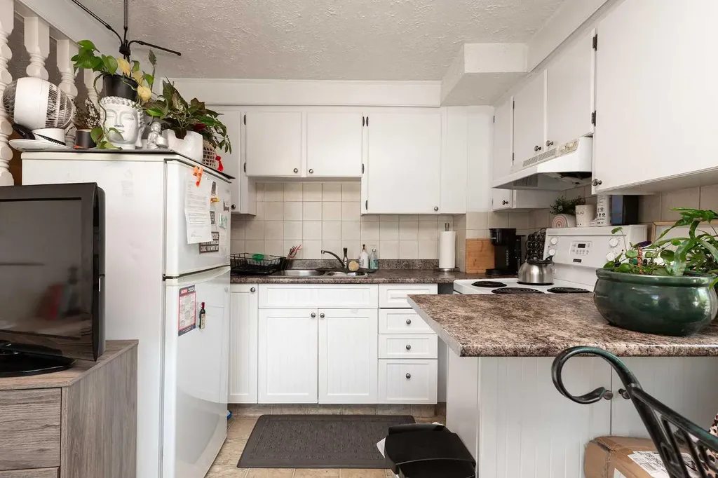 622 10 Street S Lethbridge AB T1J 2M8