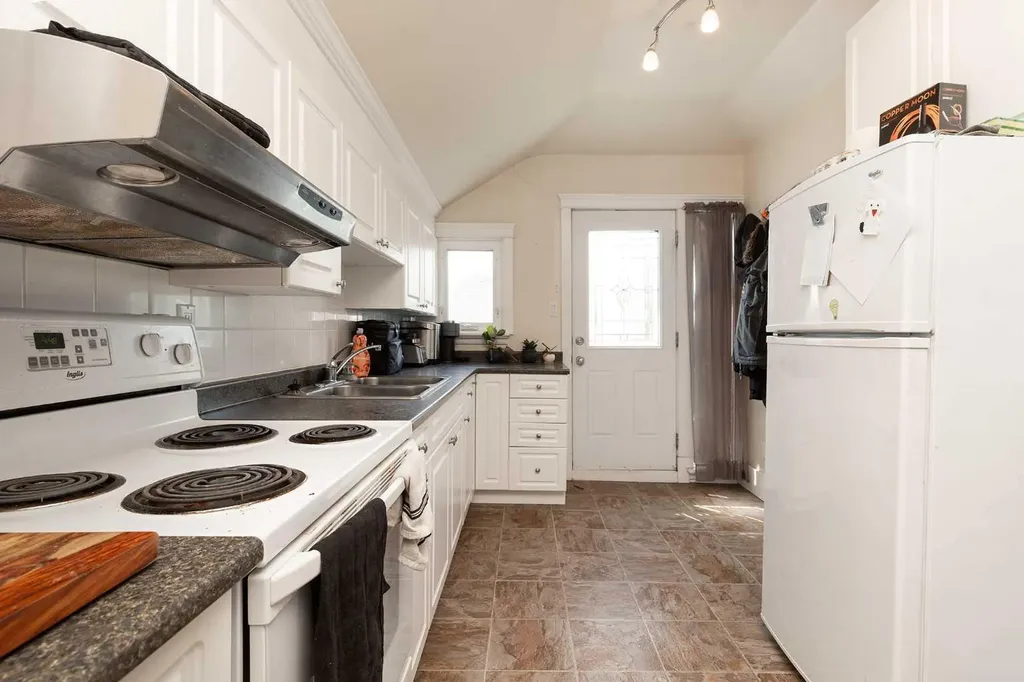 622 10 Street S Lethbridge AB T1J 2M8