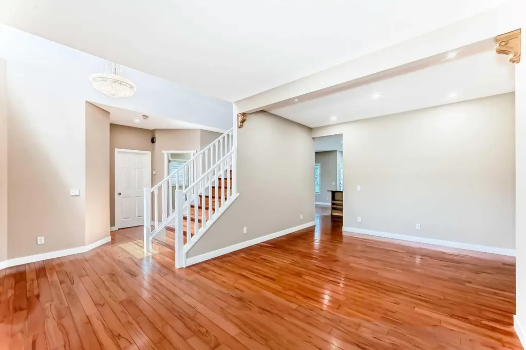 10 Hidden Creek Heights NW Calgary AB T3A 6K8