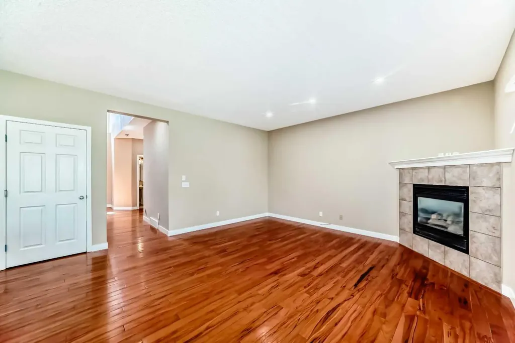 10 Hidden Creek Heights NW Calgary AB T3A 6K8