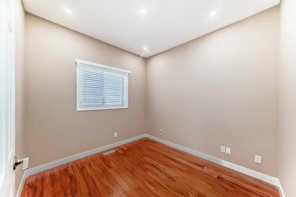 10 Hidden Creek Heights NW Calgary AB T3A 6K8