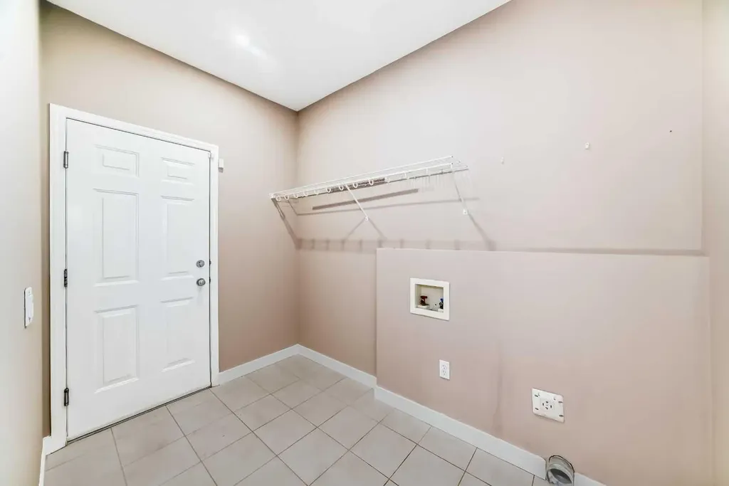 10 Hidden Creek Heights NW Calgary AB T3A 6K8