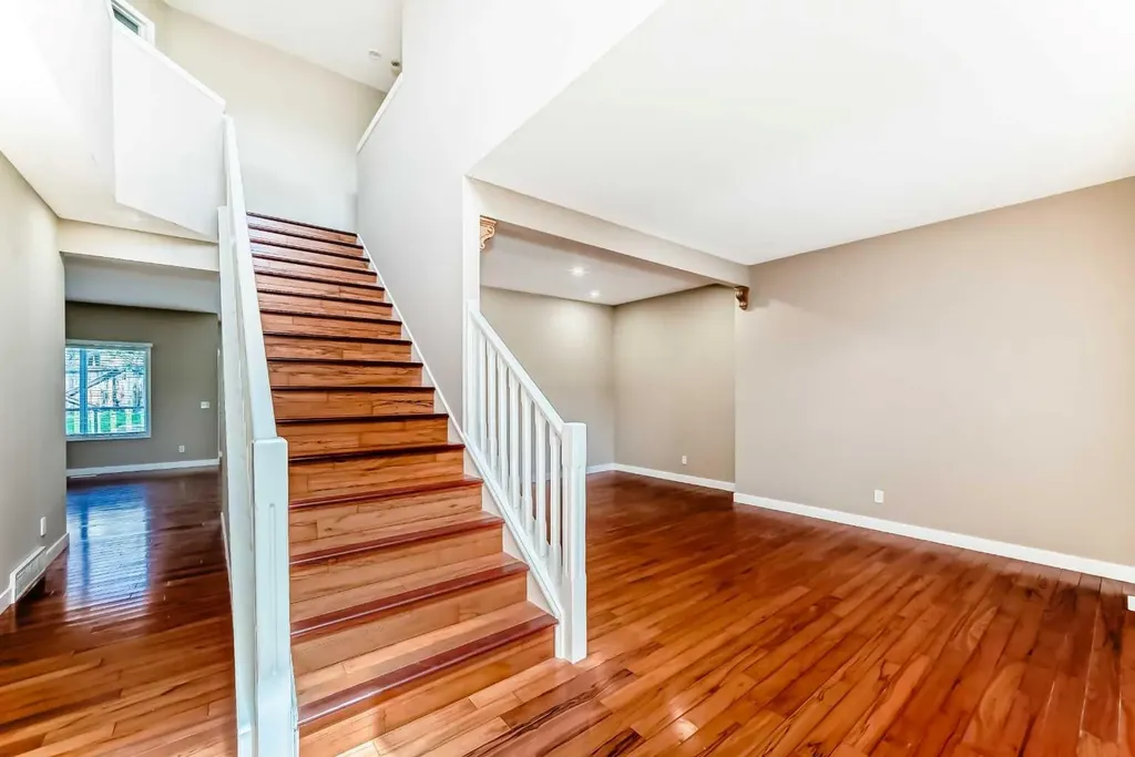10 Hidden Creek Heights NW Calgary AB T3A 6K8