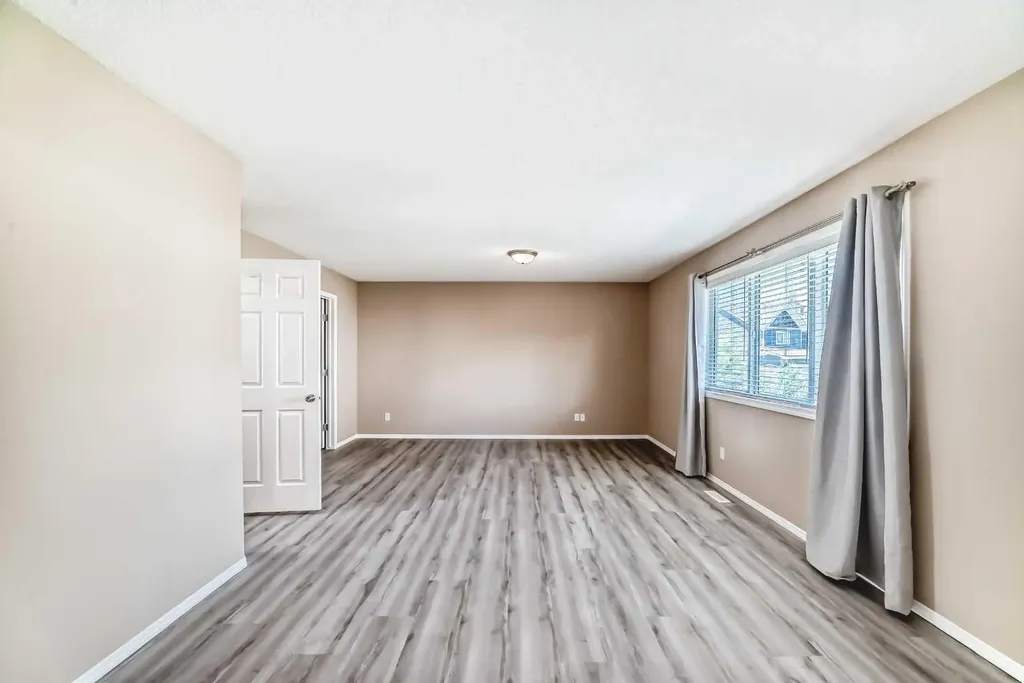 10 Hidden Creek Heights NW Calgary AB T3A 6K8