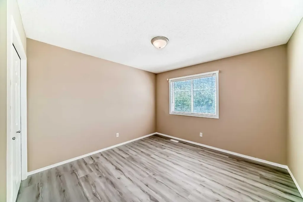 10 Hidden Creek Heights NW Calgary AB T3A 6K8