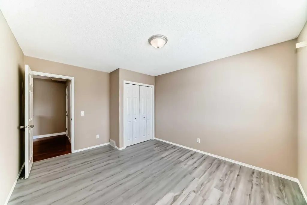 10 Hidden Creek Heights NW Calgary AB T3A 6K8