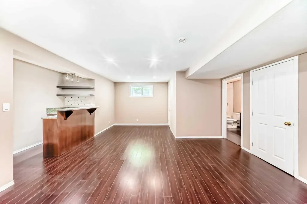 10 Hidden Creek Heights NW Calgary AB T3A 6K8