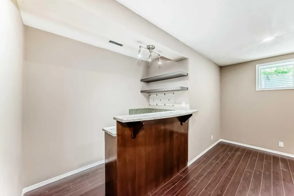 10 Hidden Creek Heights NW Calgary AB T3A 6K8