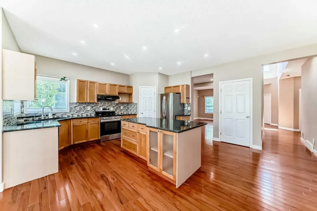 10 Hidden Creek Heights NW Calgary AB T3A 6K8