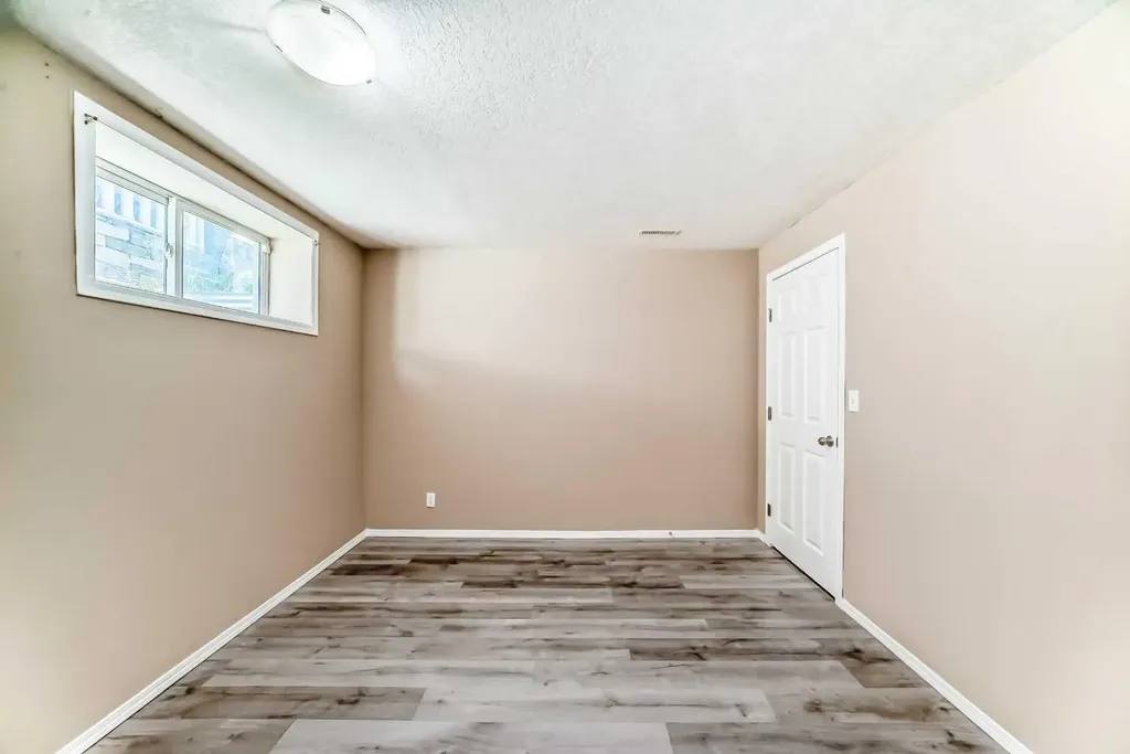10 Hidden Creek Heights NW Calgary AB T3A 6K8
