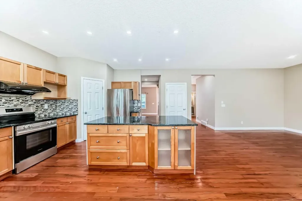 10 Hidden Creek Heights NW Calgary AB T3A 6K8