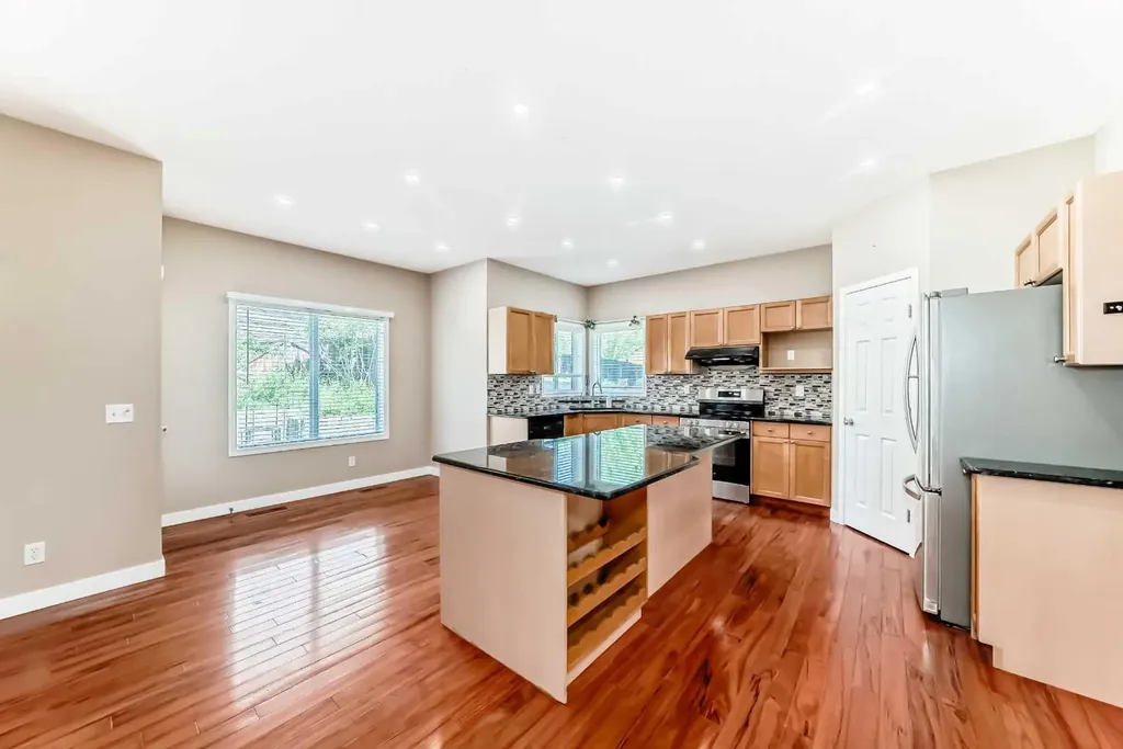 10 Hidden Creek Heights NW Calgary AB T3A 6K8