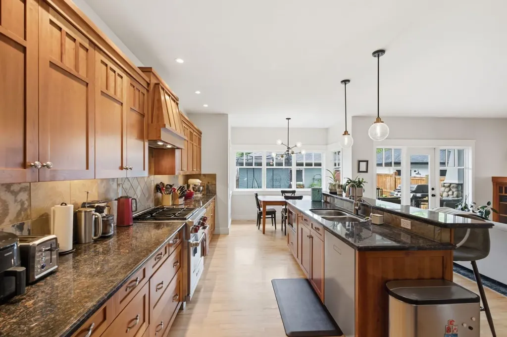 2818 6 Avenue NW Calgary AB T2N0Y3