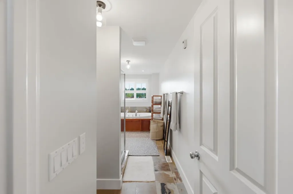 2818 6 Avenue NW Calgary AB T2N0Y3