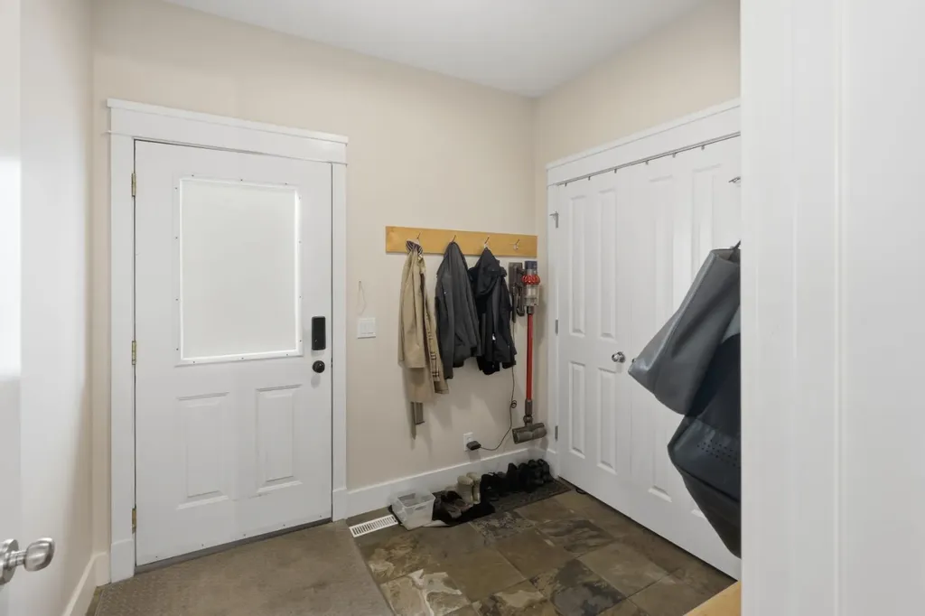 2818 6 Avenue NW Calgary AB T2N0Y3
