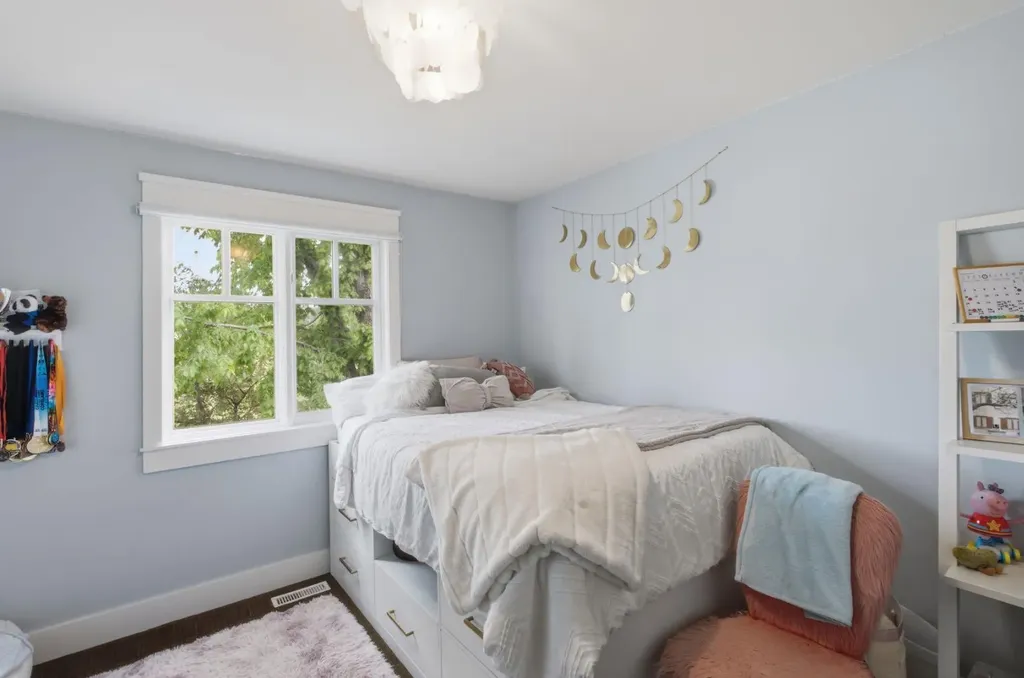 2818 6 Avenue NW Calgary AB T2N0Y3