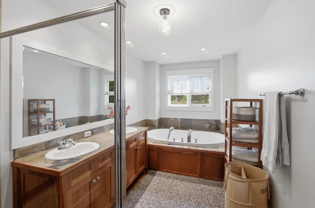 2818 6 Avenue NW Calgary AB T2N0Y3