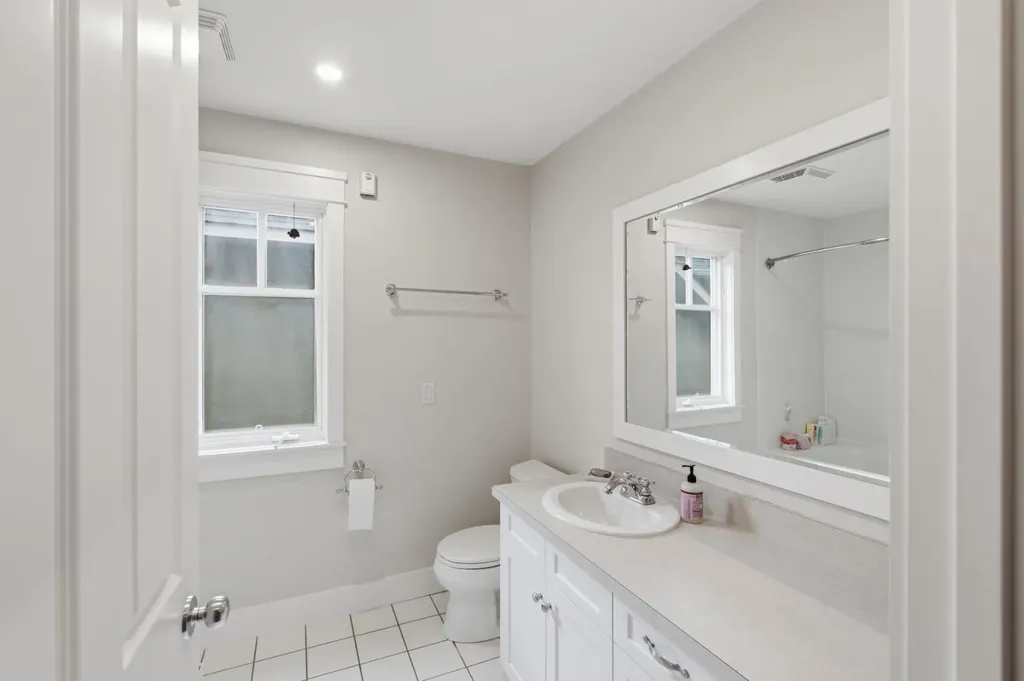 2818 6 Avenue NW Calgary AB T2N0Y3