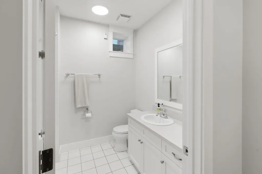 2818 6 Avenue NW Calgary AB T2N0Y3