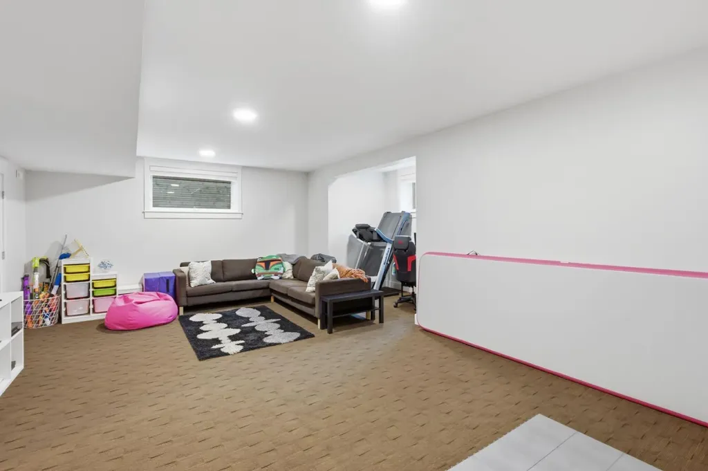 2818 6 Avenue NW Calgary AB T2N0Y3
