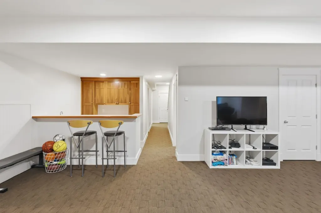 2818 6 Avenue NW Calgary AB T2N0Y3