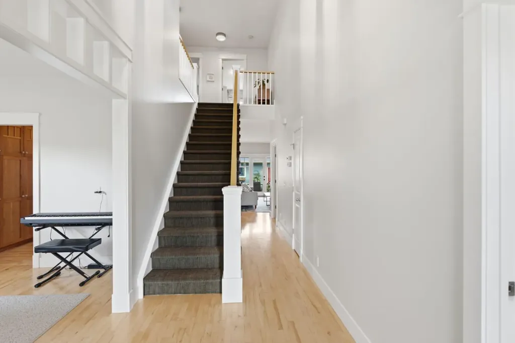 2818 6 Avenue NW Calgary AB T2N0Y3