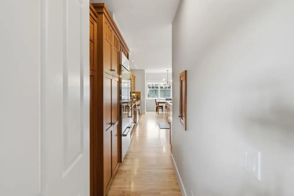 2818 6 Avenue NW Calgary AB T2N0Y3