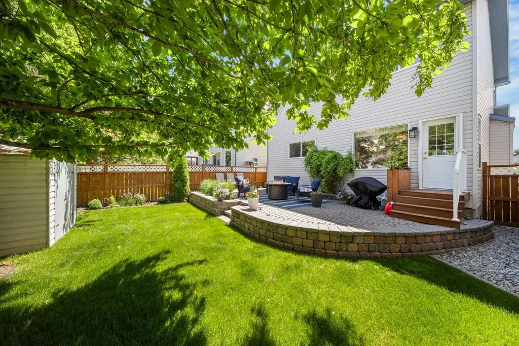 3758 Douglas Ridge Link SE Calgary AB T2Z3H7