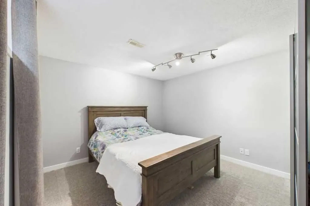 119 Ferncliff Crescent SE Calgary AB T2H0v5