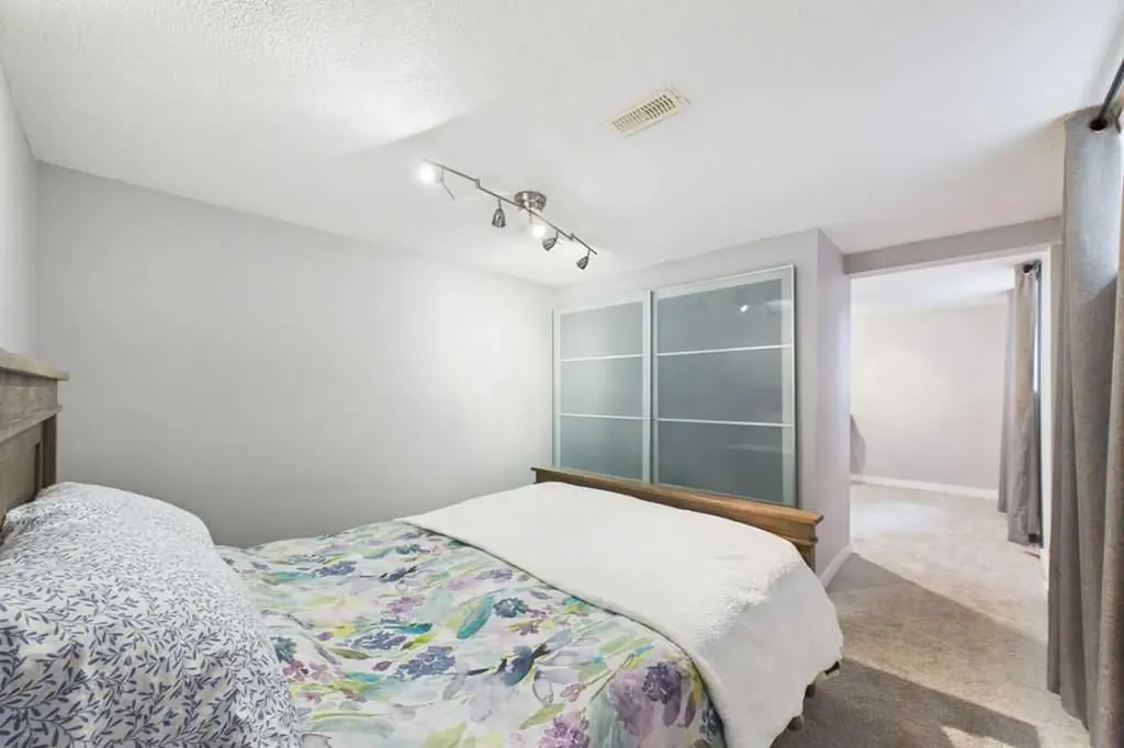 119 Ferncliff Crescent SE Calgary AB T2H0v5
