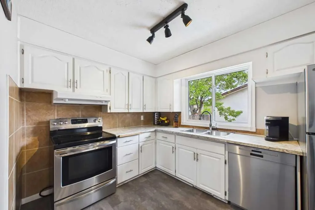 119 Ferncliff Crescent SE Calgary AB T2H0v5