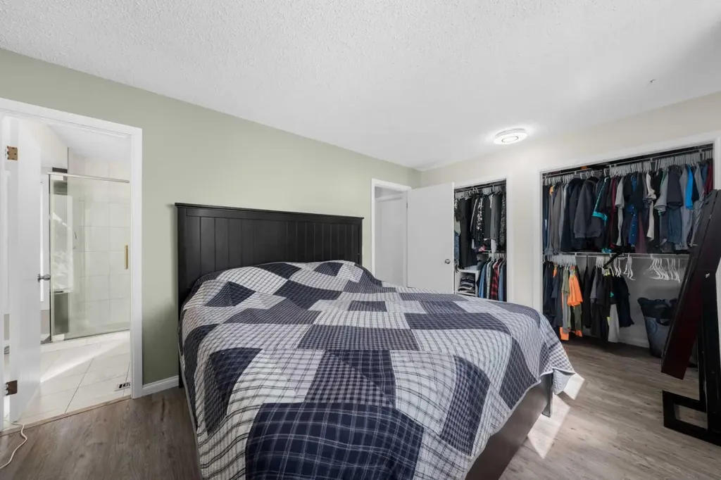 24 Cedardale Rise SW Calgary AB T2W 3Y5