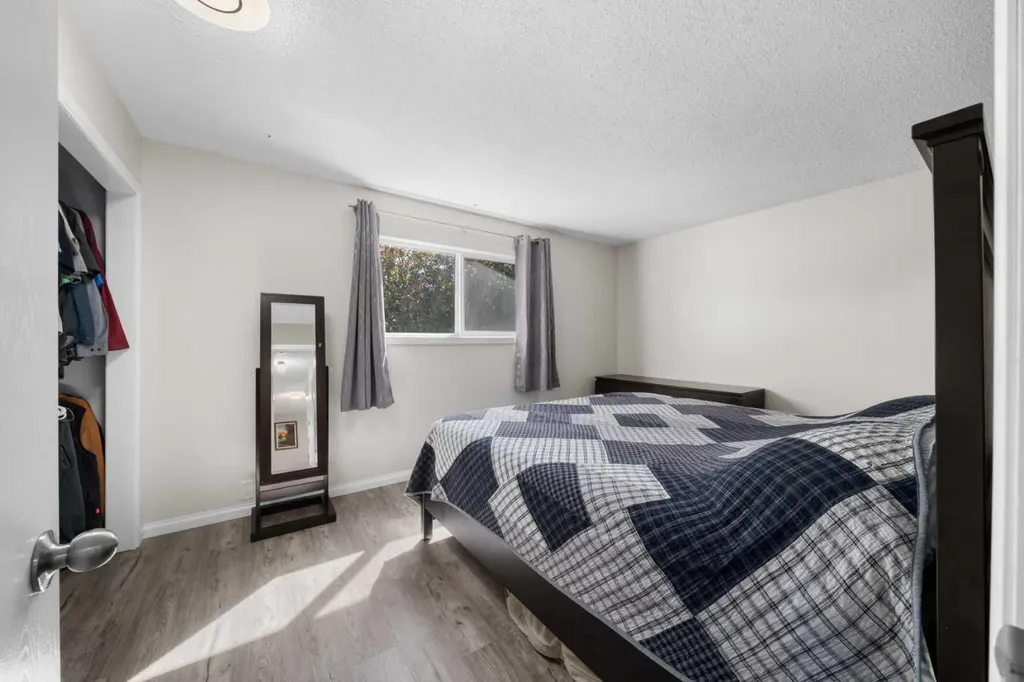 24 Cedardale Rise SW Calgary AB T2W 3Y5