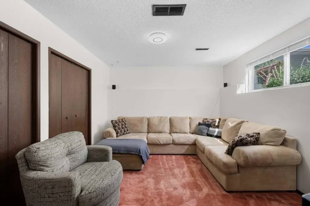 24 Cedardale Rise SW Calgary AB T2W 3Y5