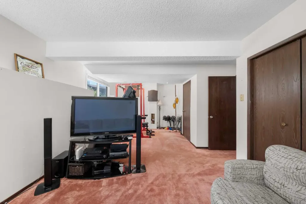 24 Cedardale Rise SW Calgary AB T2W 3Y5