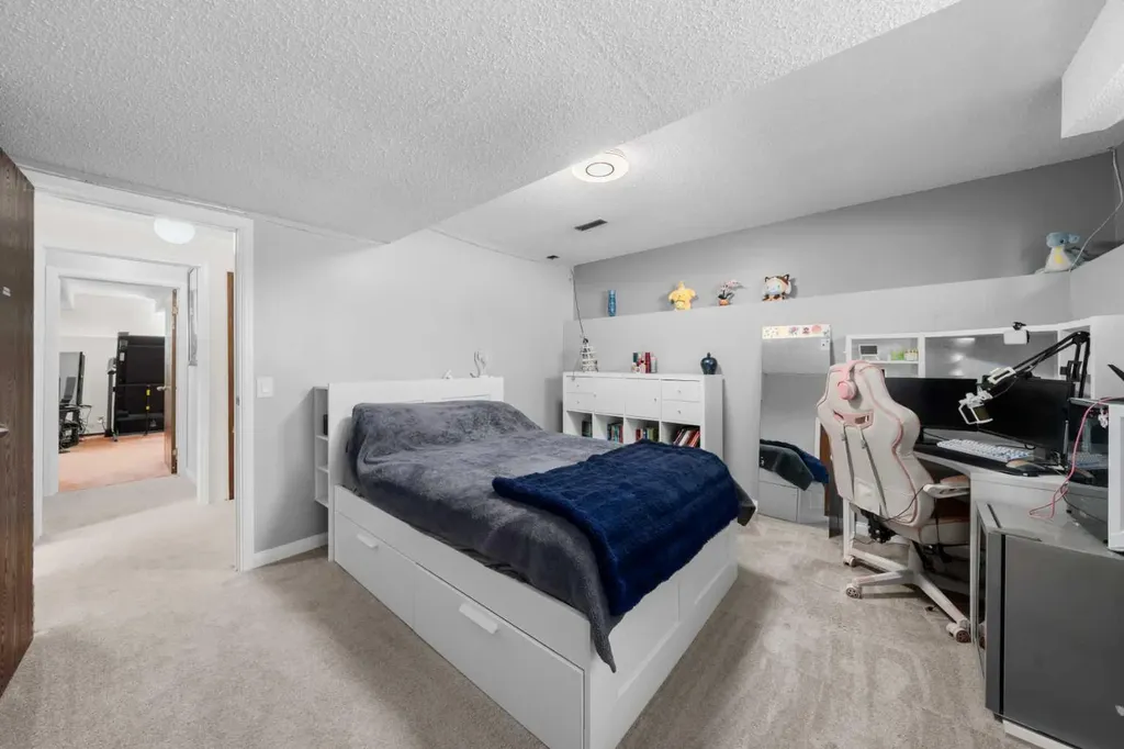 24 Cedardale Rise SW Calgary AB T2W 3Y5