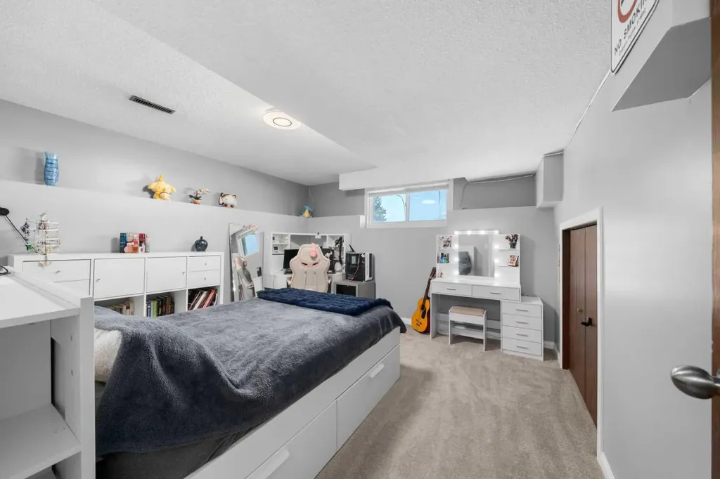 24 Cedardale Rise SW Calgary AB T2W 3Y5