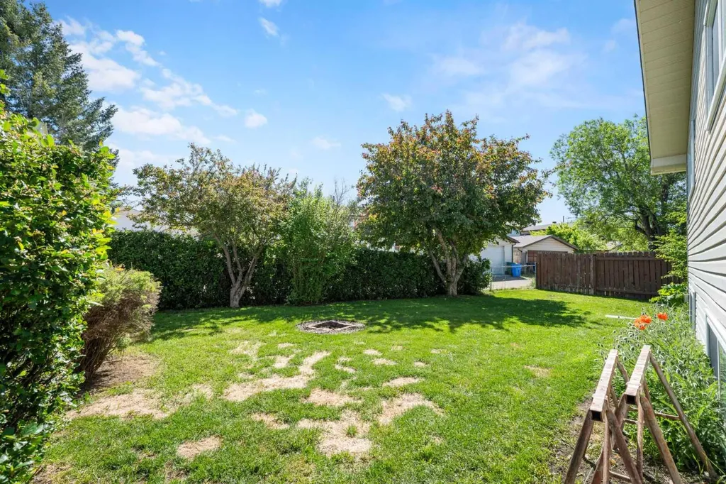 24 Cedardale Rise SW Calgary AB T2W 3Y5